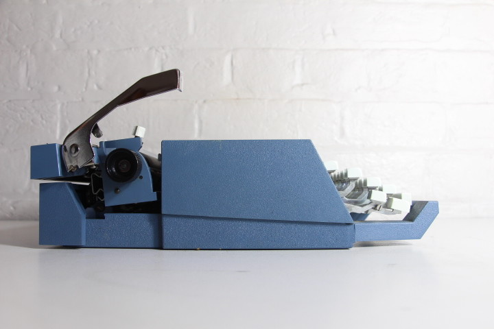 Mark 1 Series Typewriter ~ Blue ~ Case ~ Great Condition!