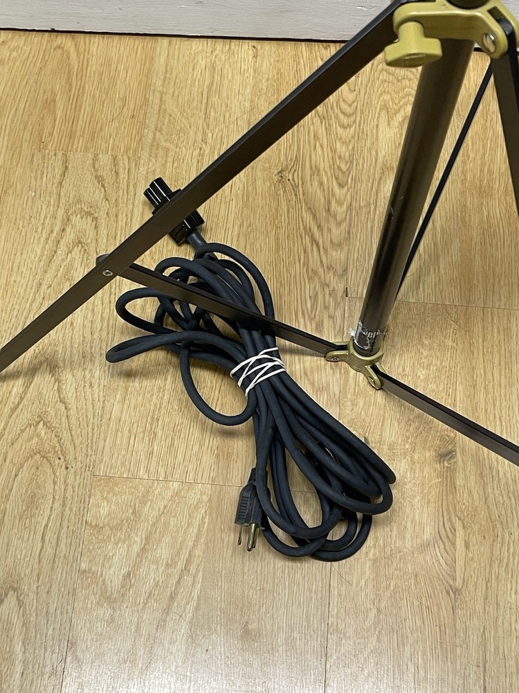 Lowel Omni Light And Stand Needs Bulb