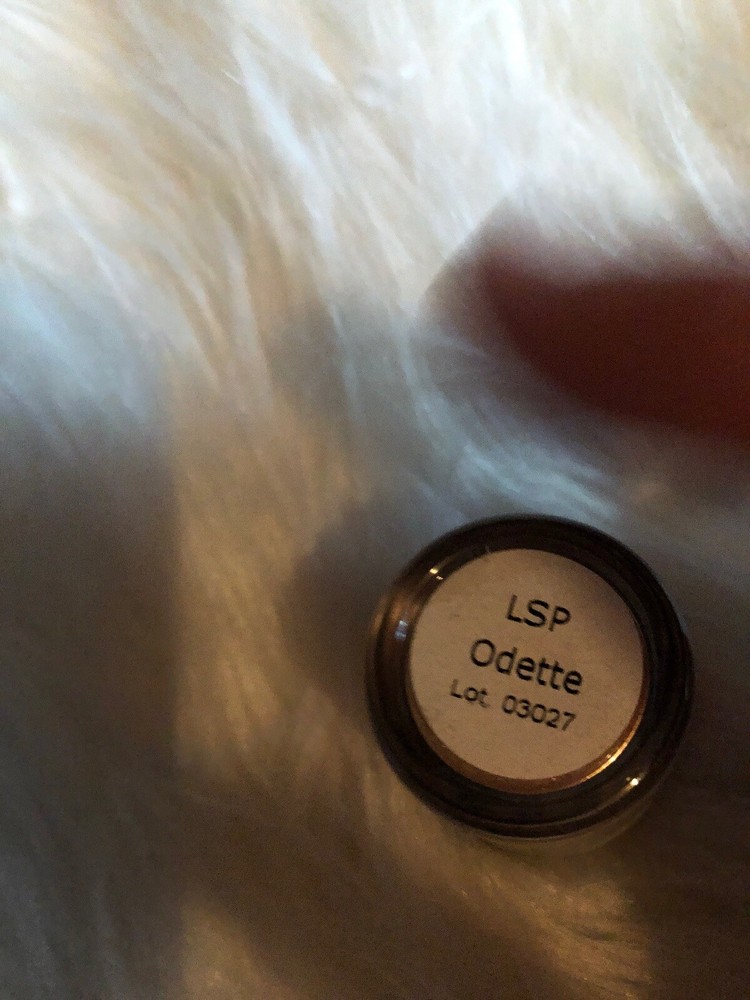 BECCA ODETTE SHIMMERING EYESHADOW PIGMENT