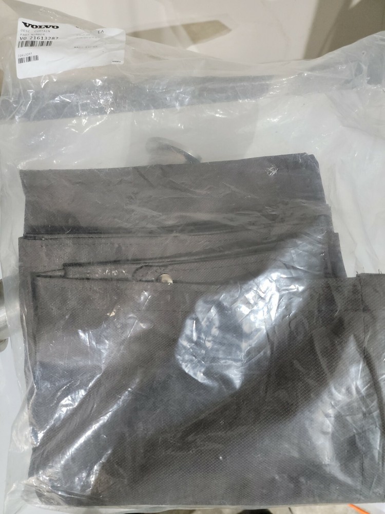 21613287 grey curtain