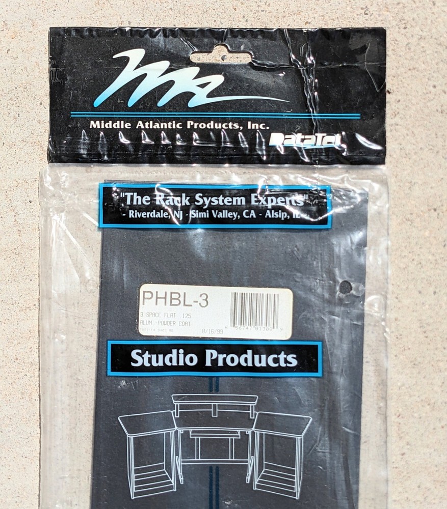 Blank Rack Panel 3RU, Middle Atlantic PHBL-3: black, finish: plain/ no texture