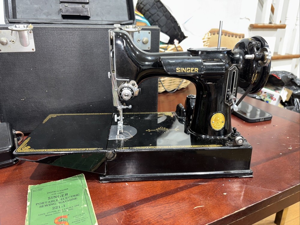 Antique 1937 Singer Model 221 Sewing Machine/ButtonHole Case/Accessories