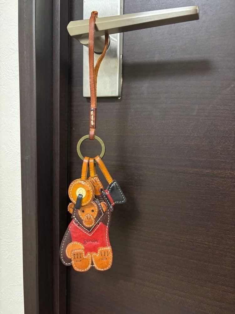 genten bear-shaped leather keychain